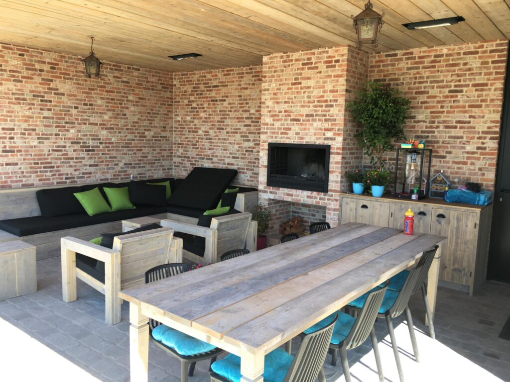 Overdekte buiteneethoek met houten meubilair &mdash; woning Cornelis, Merksplas