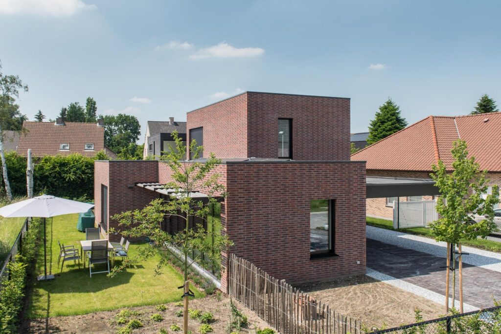 Exterieur kubistische bakstenen woning &mdash; woning Maas, Essen