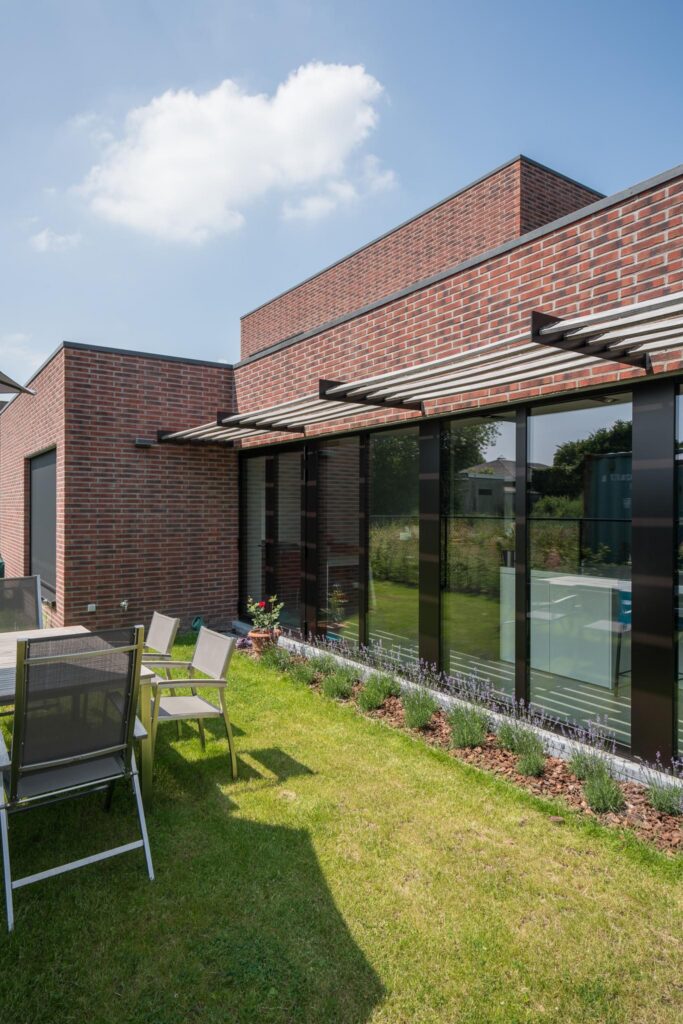 Exterieur garagedeur met donkere gevel &mdash; woning Maas, Essen