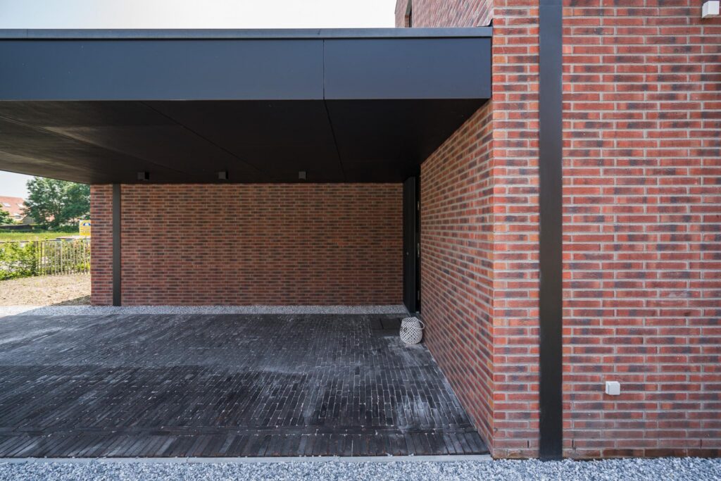 Exterieur donkere gevel woning &mdash; woning Maas, Essen