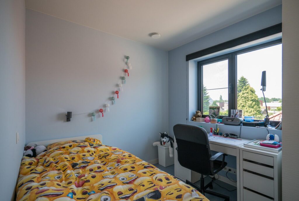 Slaapkamer met geel kleuraccent &mdash; woning Maas, Essen