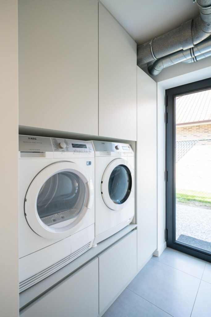 Wasruimte met wasmachine en droger &mdash; woning Maas, Essen