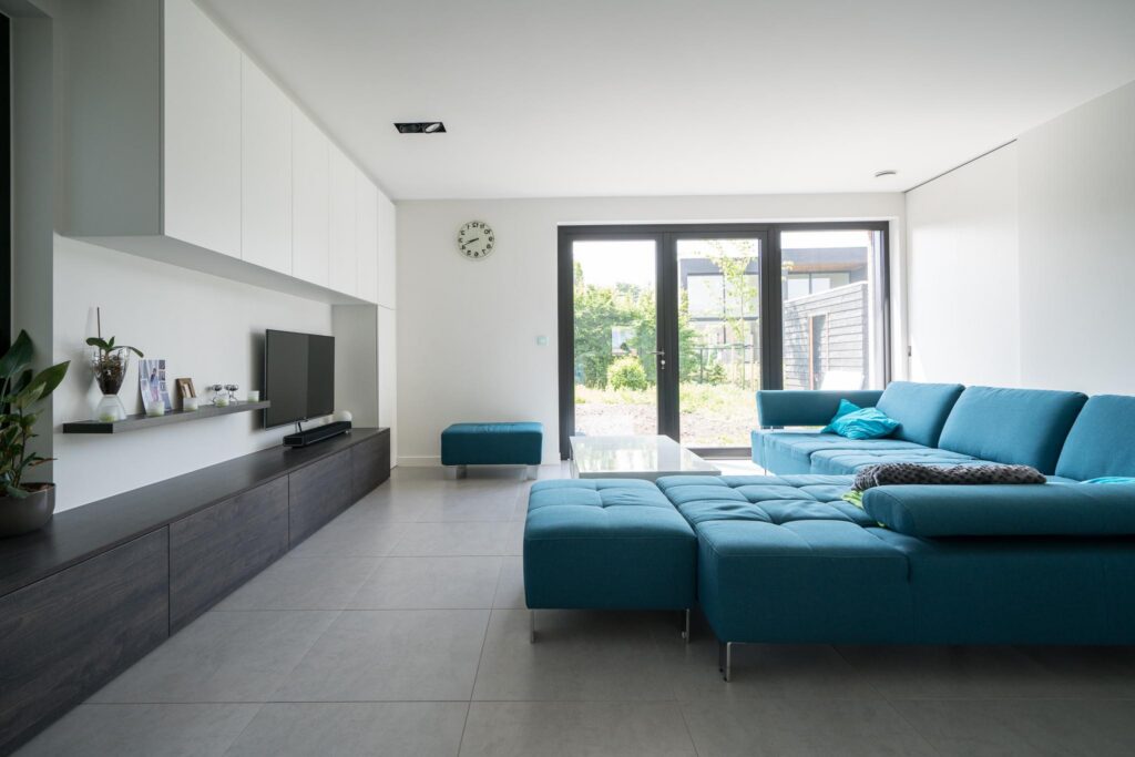 Leefruimte met blauwe sofa &mdash; woning Maas, Essen