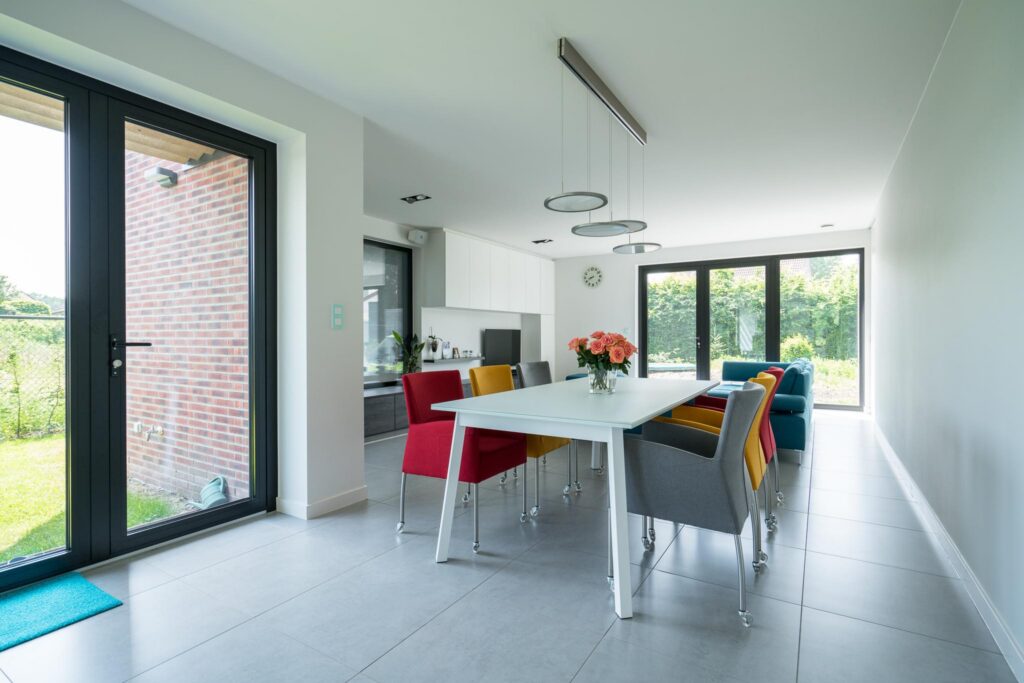Eetkamer met kleurrijke stoelen &mdash; woning Maas, Essen