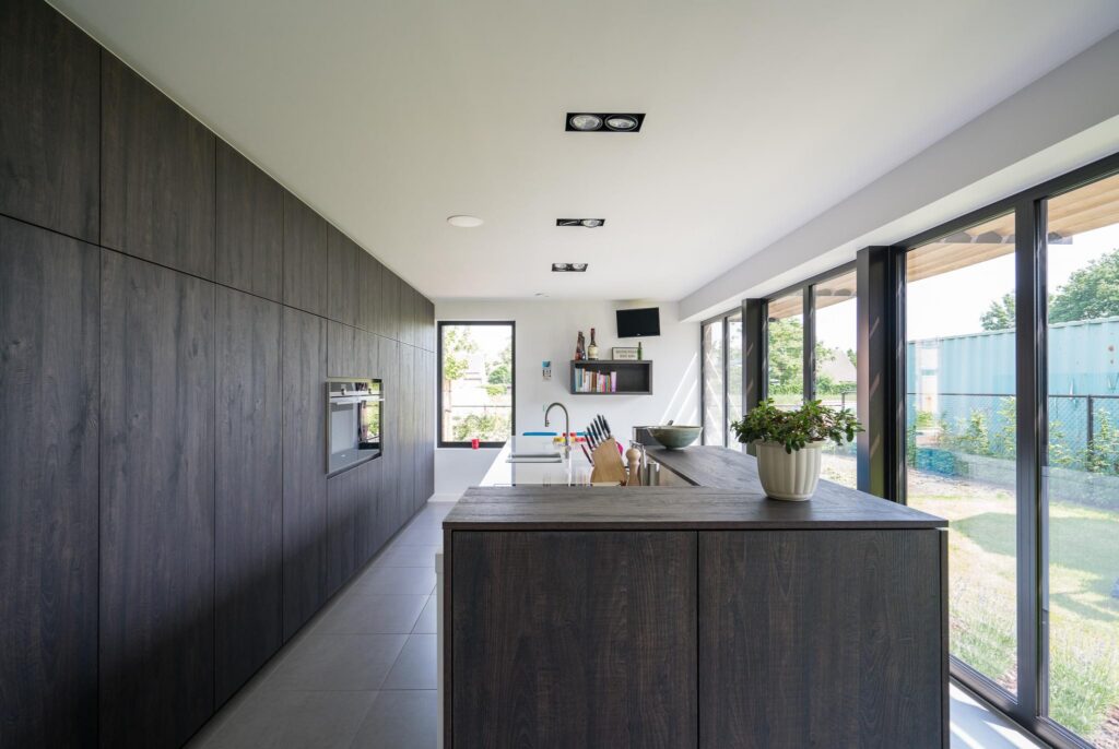 Keuken met houten afwerking &mdash; woning Maas, Essen