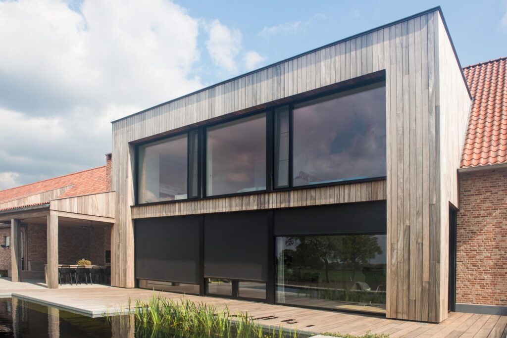 Moderne uitbreiding met verticale houten bekleding &mdash; woning Cornelis, Merksplas