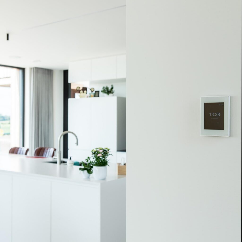 Entreehal met kunstwerk aan de muur &mdash; woning Cornelis, Merksplas