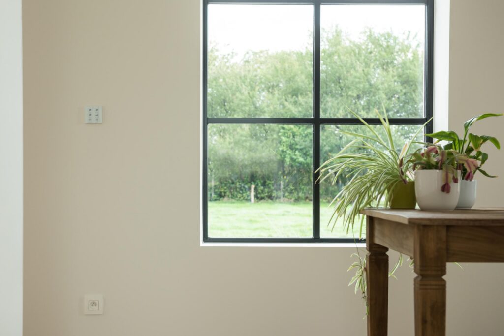 Eethoek met grote glazen wand en tuinzicht &mdash; woning Cornelis, Merksplas