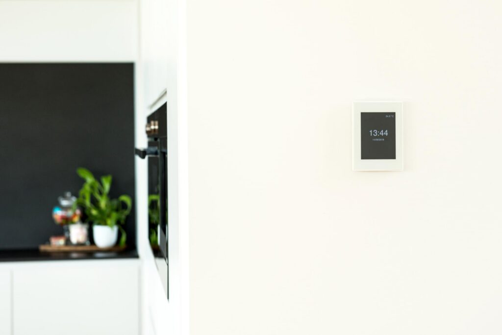 Moderne keuken met eetruimte en donkere accenten &mdash; woning Cornelis, Merksplas