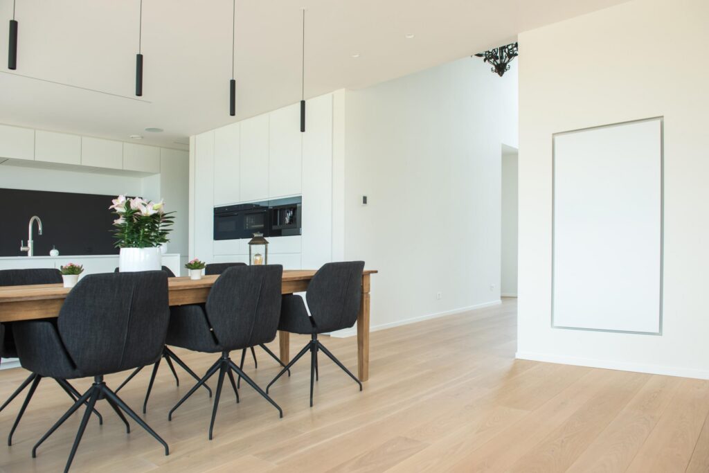 Eetruimte met houten tafel en donkere stoelen &mdash; woning Cornelis, Merksplas