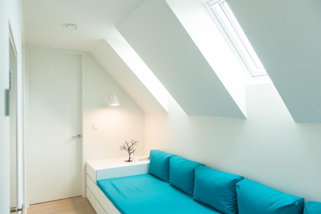 Slaapkamer met blauwe sofa &mdash; woning Cornelis, Merksplas