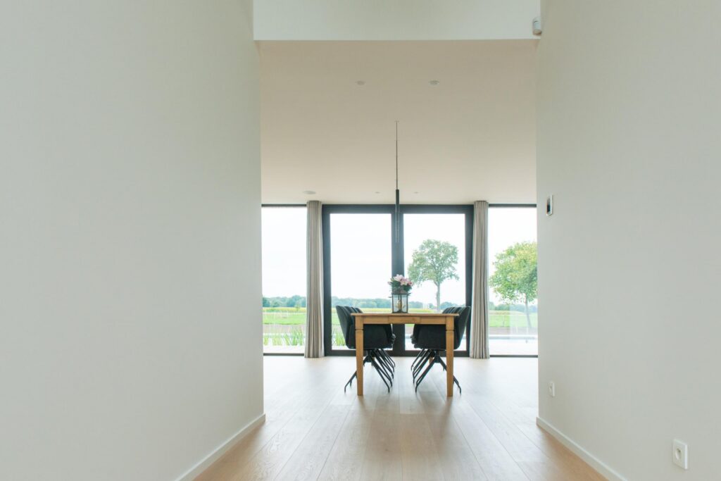 Eetruimte met doorzicht naar tuin &mdash; woning Cornelis, Merksplas