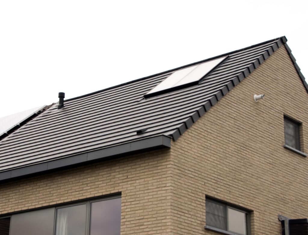 Exterieur bakstenen woning met zonnepanelen &mdash; woning Menaerts-Van Deun, Turnhout