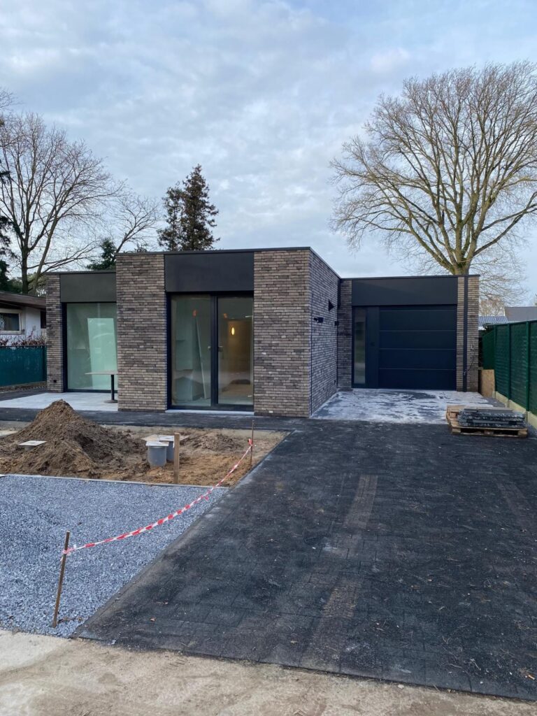 Exterieur bakstenen woning bij sneeuw &mdash; woning De Kort, Kasterlee