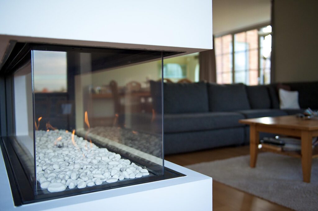 Leefruimte met sofa en glazen buitenmuur &mdash; woning Klein-Spillemaeckers, Haacht