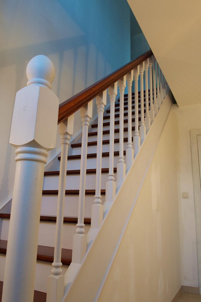 Klassieke witte trap met houten treden &mdash; woning Klein-Spillemaeckers, Haacht