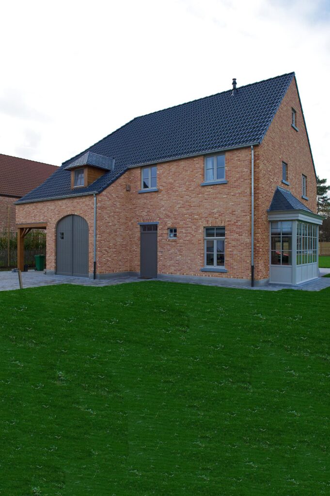 Exterieur bakstenen woning met groene tuin &mdash; woning Klein-Spillemaeckers, Haacht