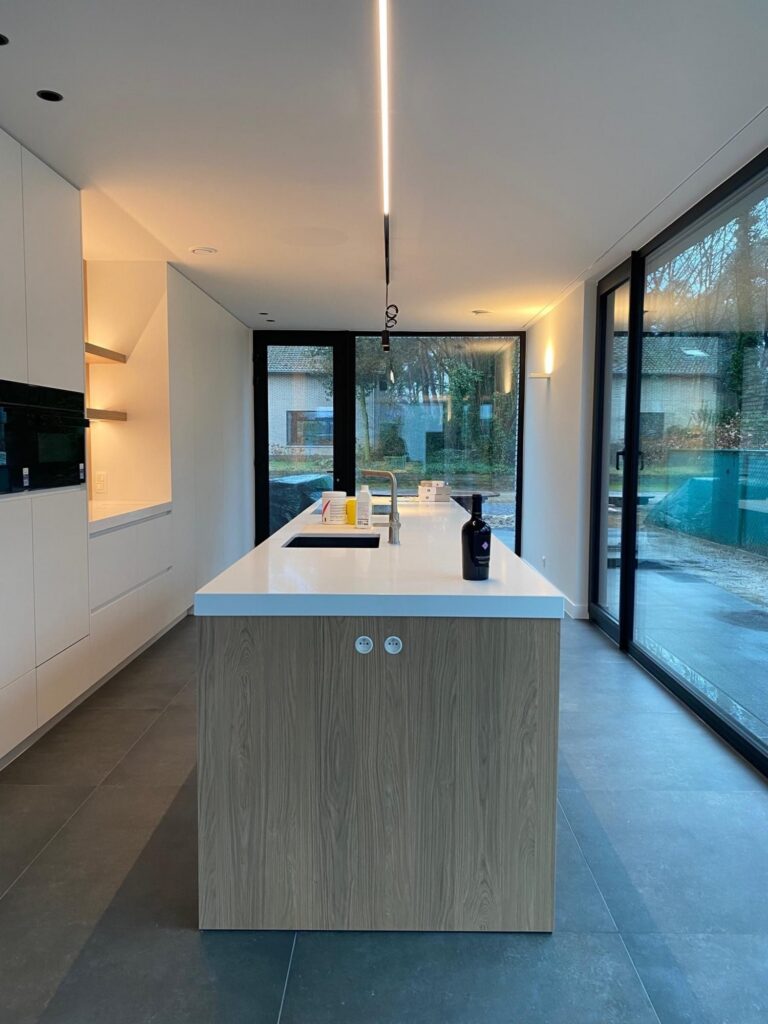 Keuken met eiland &mdash; woning De Kort, Kasterlee