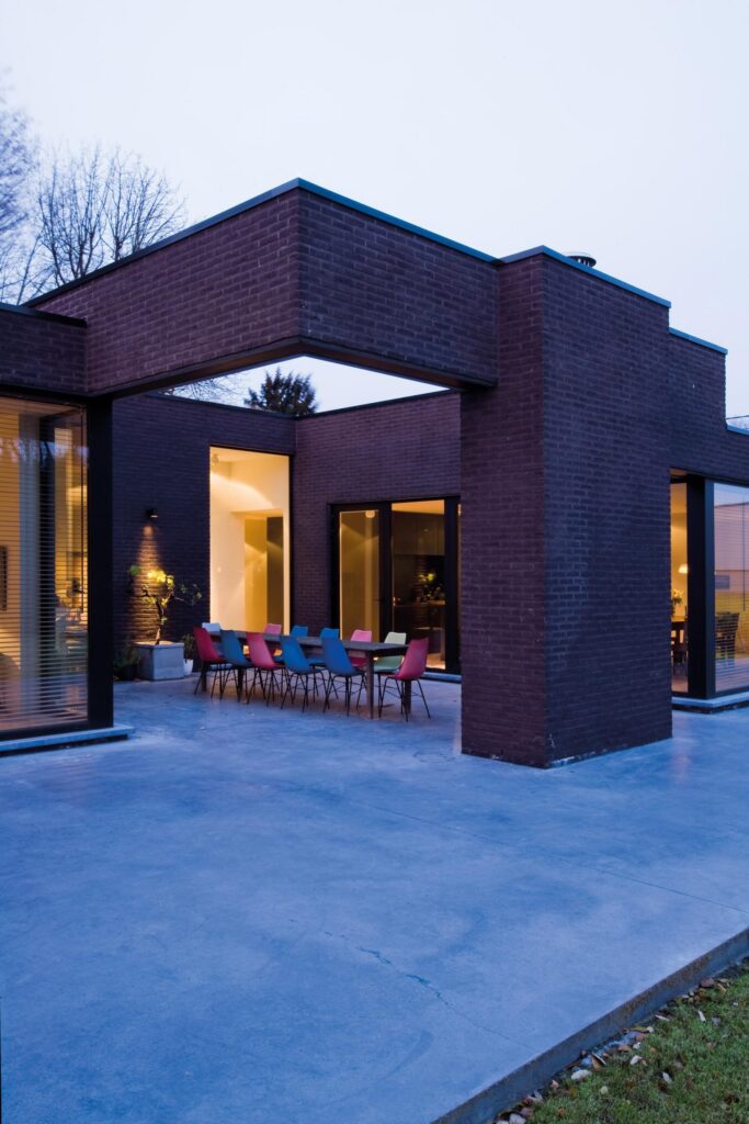 Exterieur donkere woning bij avond &mdash; woning De Bruycker, Aartselaar