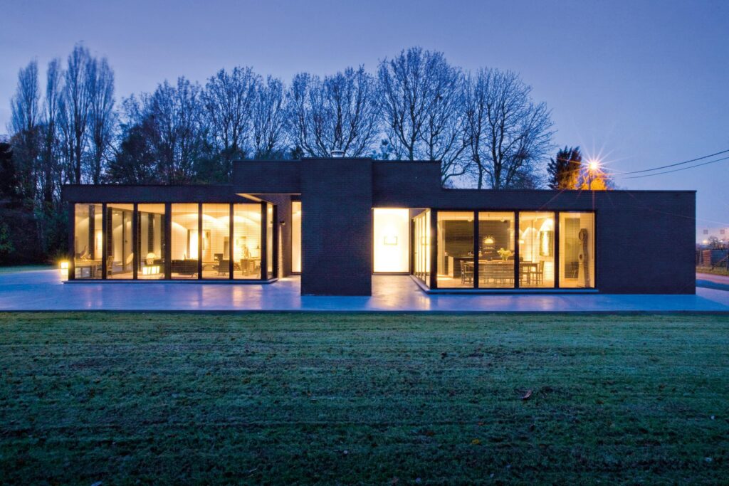 Exterieur woning bij avondlicht in veld &mdash; woning De Bruycker, Aartselaar