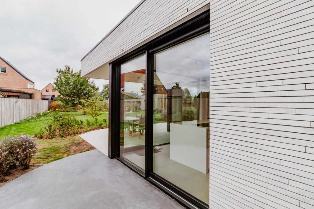 Tuin met beplanting en terras &mdash; woning Bens-Mols, Geel