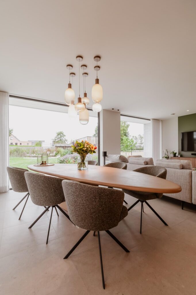 Leefruimte panorama met planten en warm interieur &mdash; woning Bens-Mols, Geel