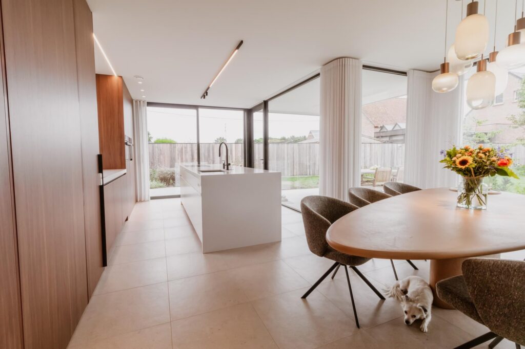 Eetruimte met ronde tafel en witte hanglampen &mdash; woning Bens-Mols, Geel