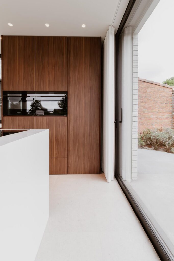 Eetruimte met donkerhouten achterwand &mdash; woning Bens-Mols, Geel