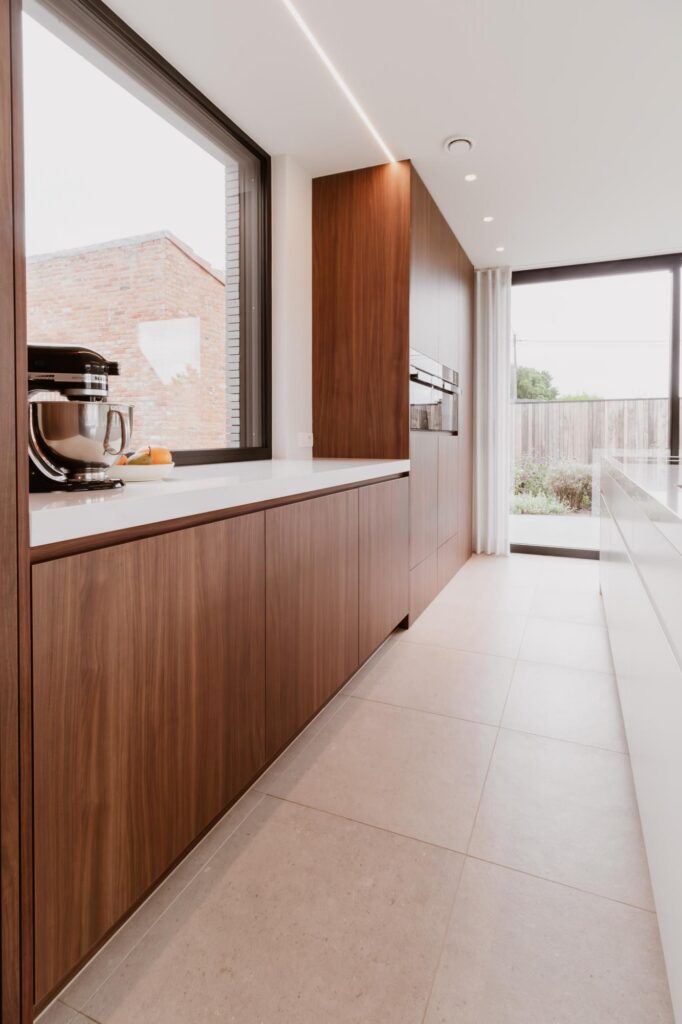 Keuken met kookplaat en donkerhouten kastenwand &mdash; woning Bens-Mols, Geel