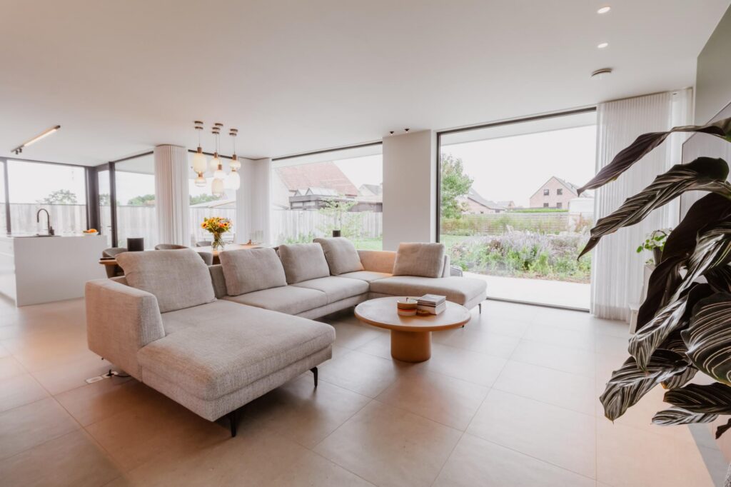 Leefruimte met grijze sofa en kamerplanten &mdash; woning Bens-Mols, Geel
