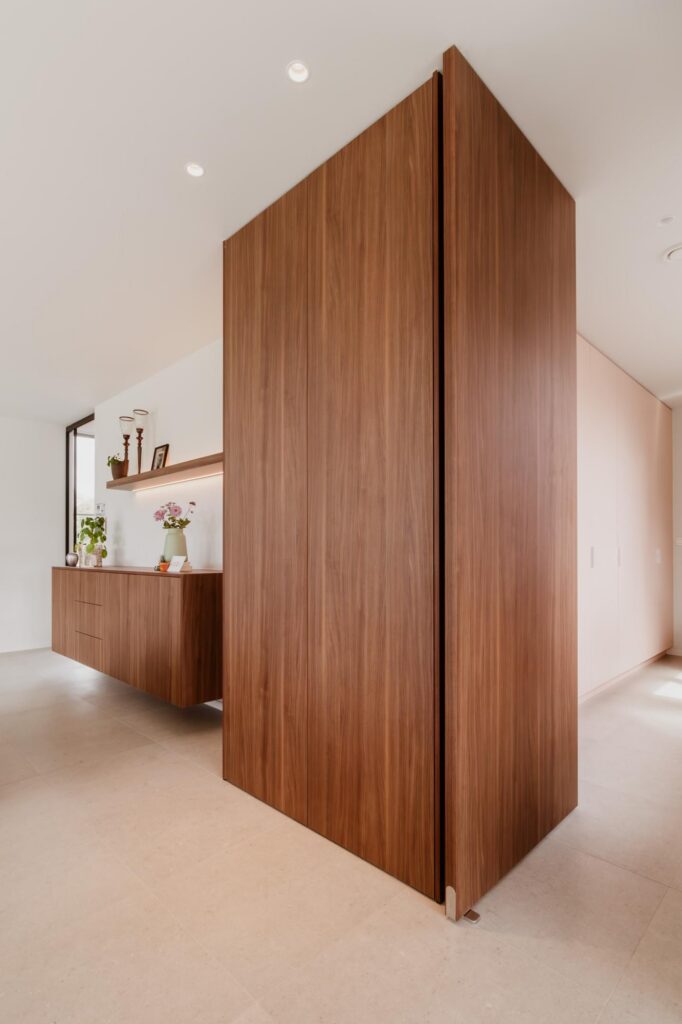 Donkerhout kastenwand in keuken &mdash; woning Bens-Mols, Geel
