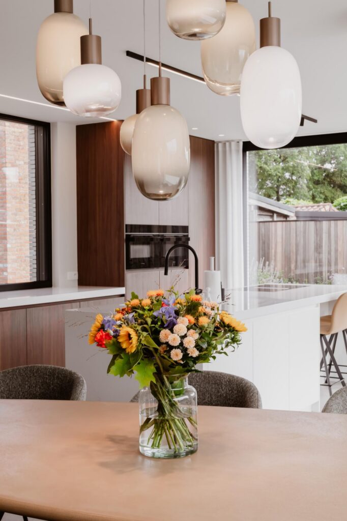 Keuken met bloemen en buitenzicht &mdash; woning Bens-Mols, Geel
