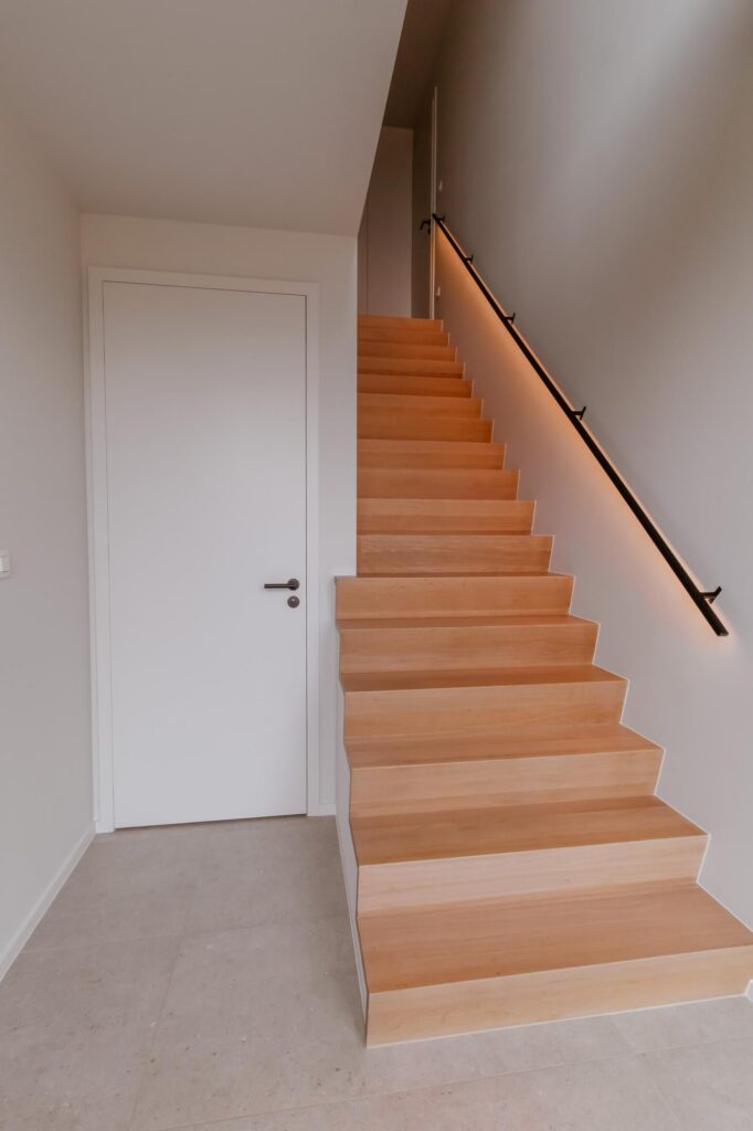 Trap met houten treden en metalen leuning &mdash; woning Bens-Mols, Geel