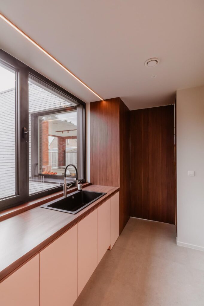 Keuken met donkerhout en roestvrijstalen kraan &mdash; woning Bens-Mols, Geel