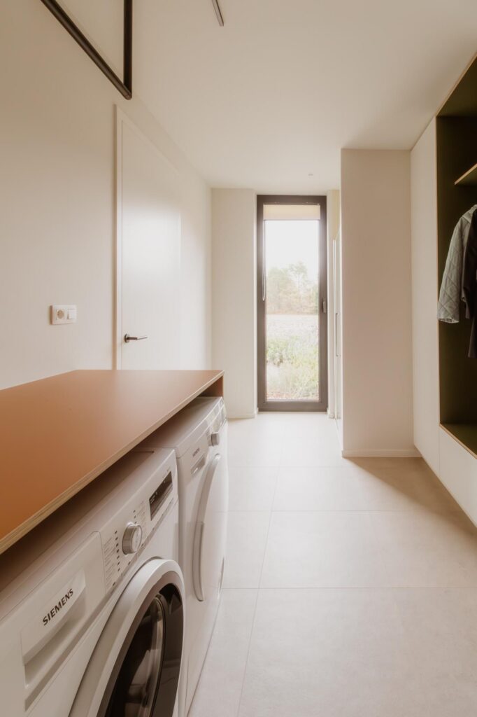 Keukendetail met aanrecht en buitenzicht &mdash; woning Bens-Mols, Geel