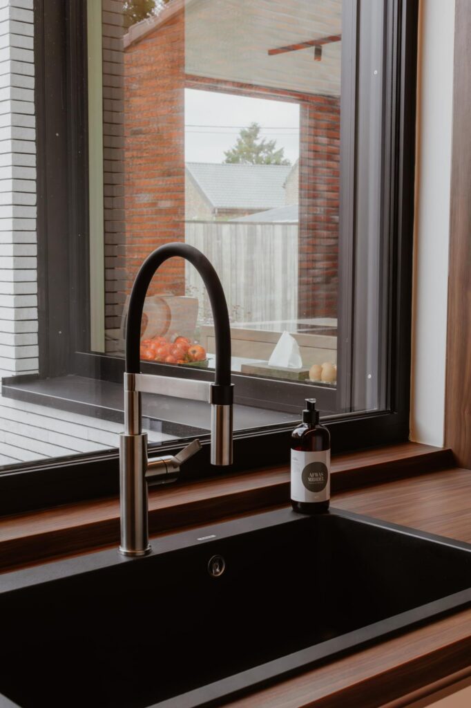Keuken met donkere accenten en zwarte kraan &mdash; woning Bens-Mols, Geel