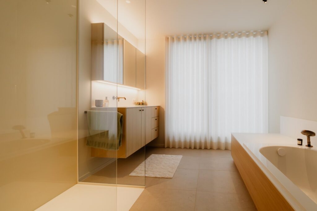 Badkamer met vrijstaand bad en witte gordijnen &mdash; woning Bens-Mols, Geel