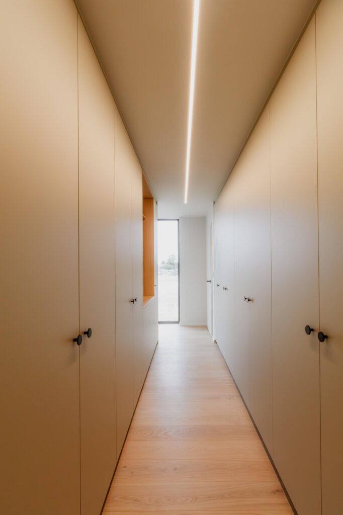 Inbouwkast met witte deuren &mdash; woning Bens-Mols, Geel