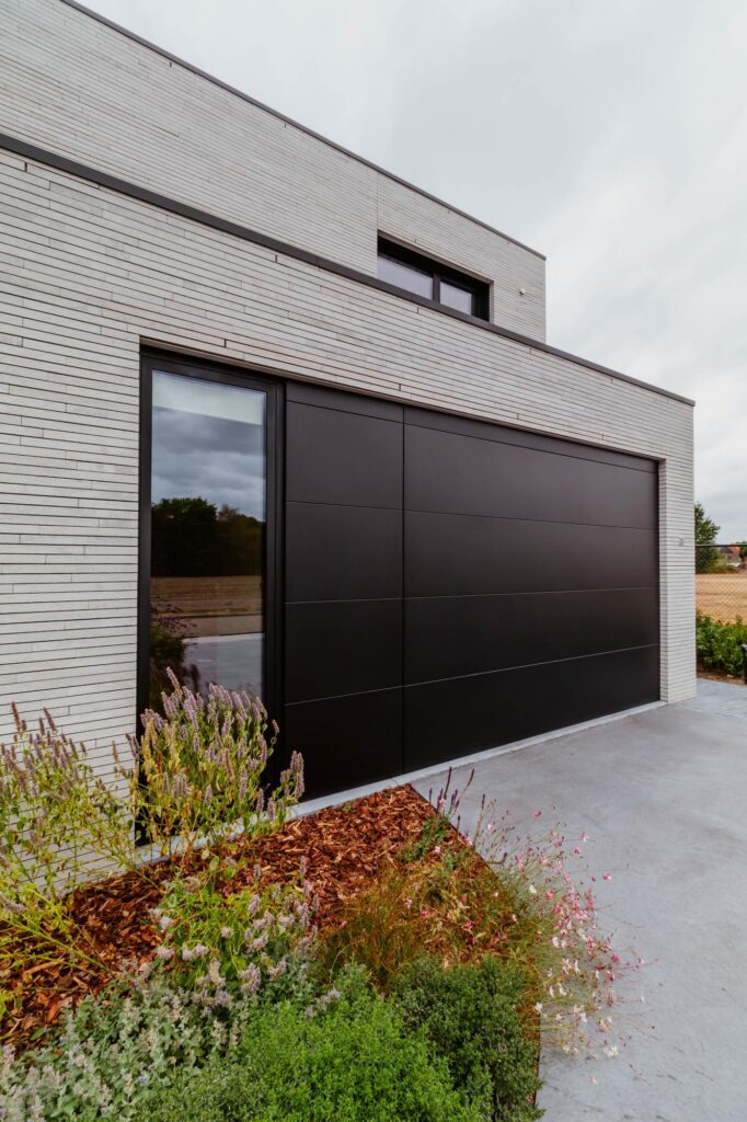 Bijgebouw met donkere gevelbekleding &mdash; woning Bens-Mols, Geel