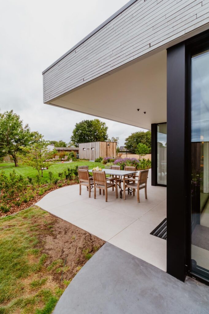 Voorgevel met garage en grijze gevels &mdash; woning Bens-Mols, Geel