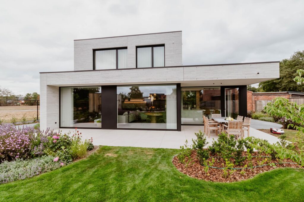Voorgevel woning met tuin op achtergrond &mdash; Bens-Mols, Geel