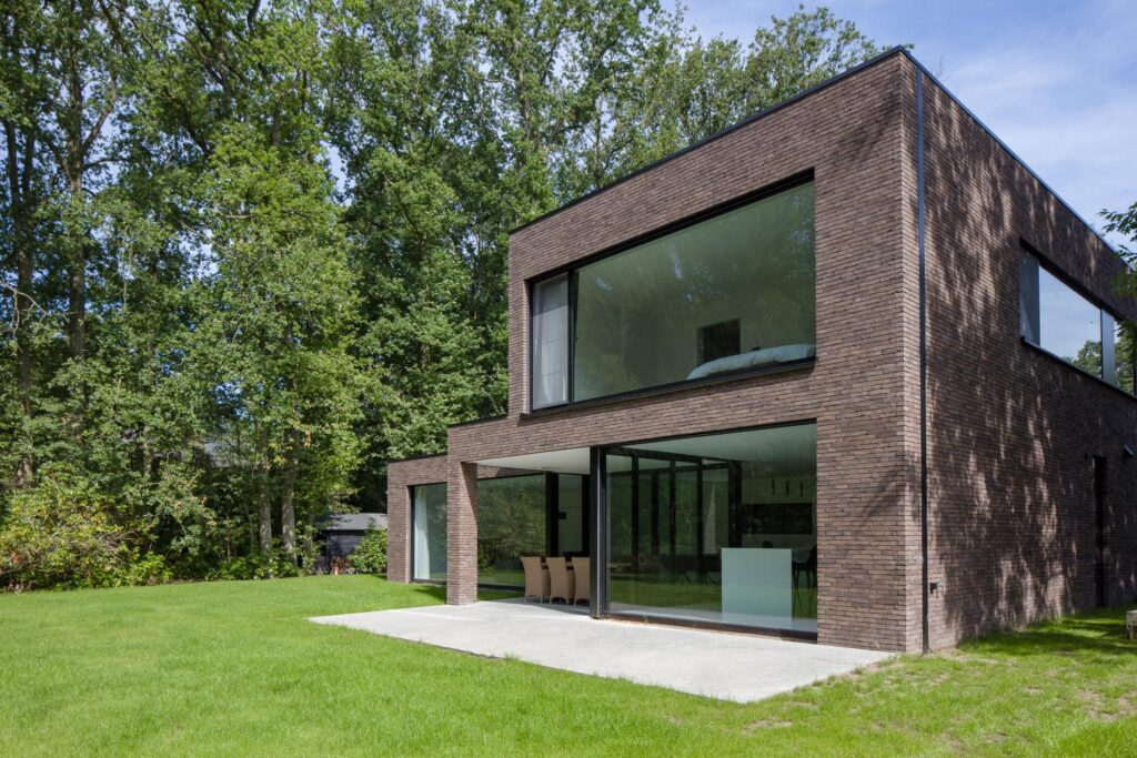 Exterieur woning in bos hoekopname &mdash; woning De Clercq, Brasschaat