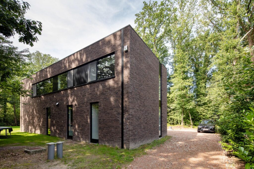 Exterieur woning in bos zij &mdash; woning De Clercq, Brasschaat