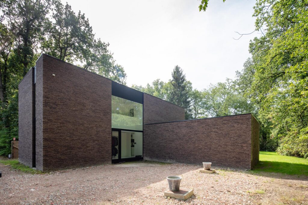Exterieur woning in bos andere hoek &mdash; woning De Clercq, Brasschaat