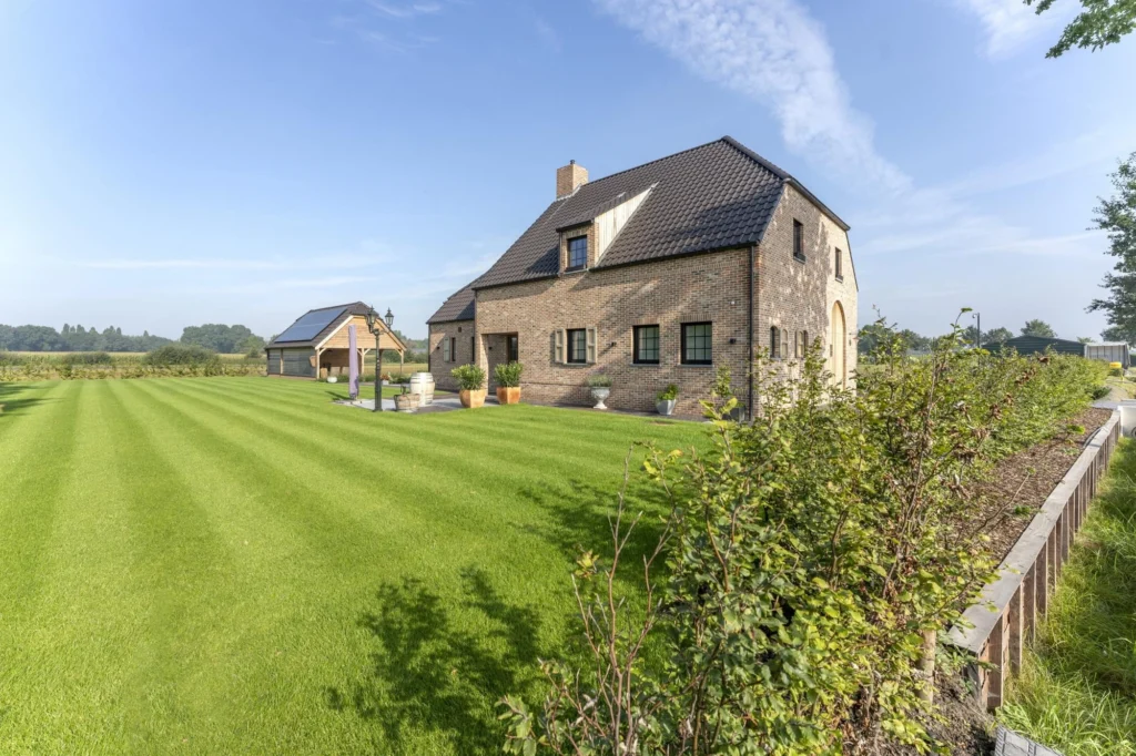 Exterieur hoeve zijgevel &mdash; woning Maris, Ravels