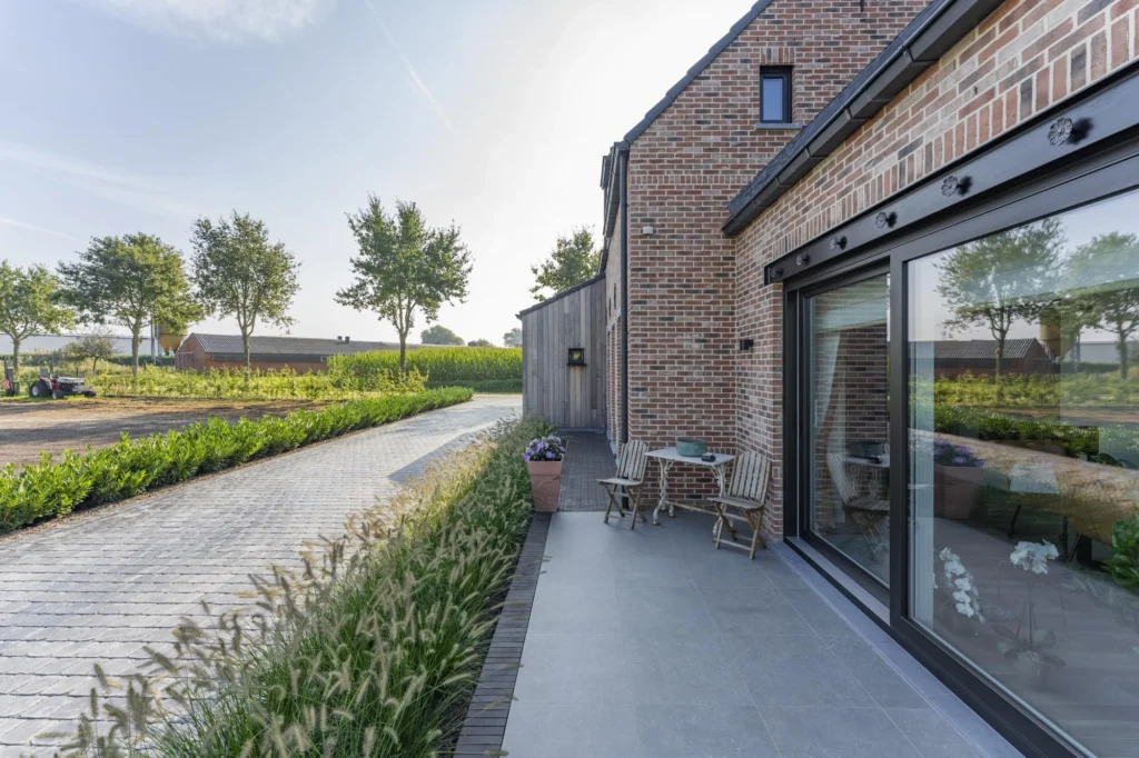 Exterieur hoeve met vijver &mdash; woning Maris, Ravels