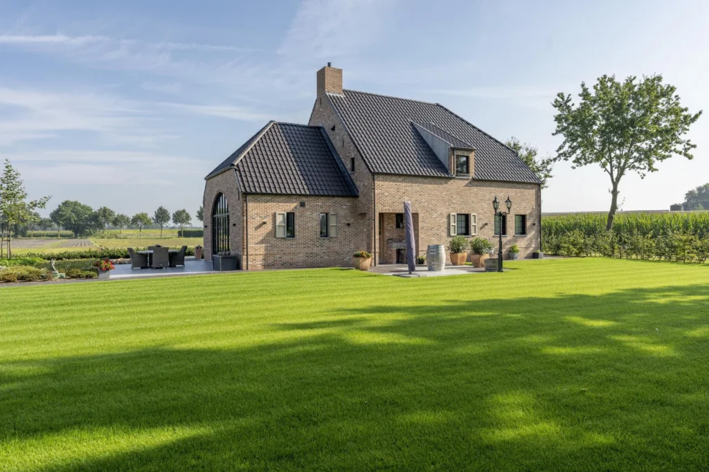 Exterieur hoeve gebouwen &mdash; woning Maris, Ravels