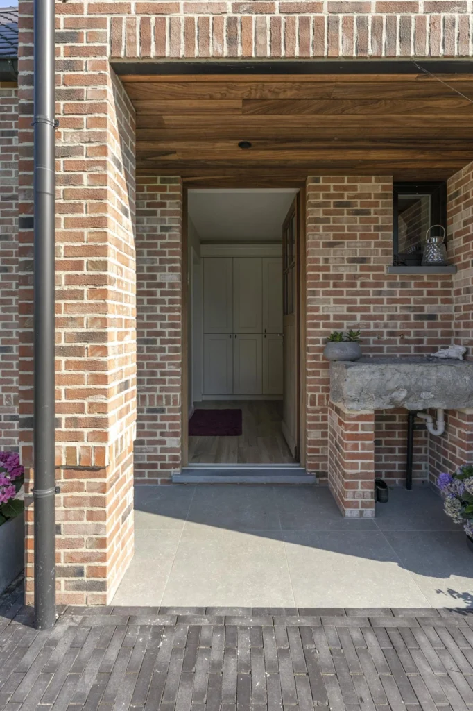 Badkamer/hal met bakstenen wand &mdash; woning Maris, Ravels