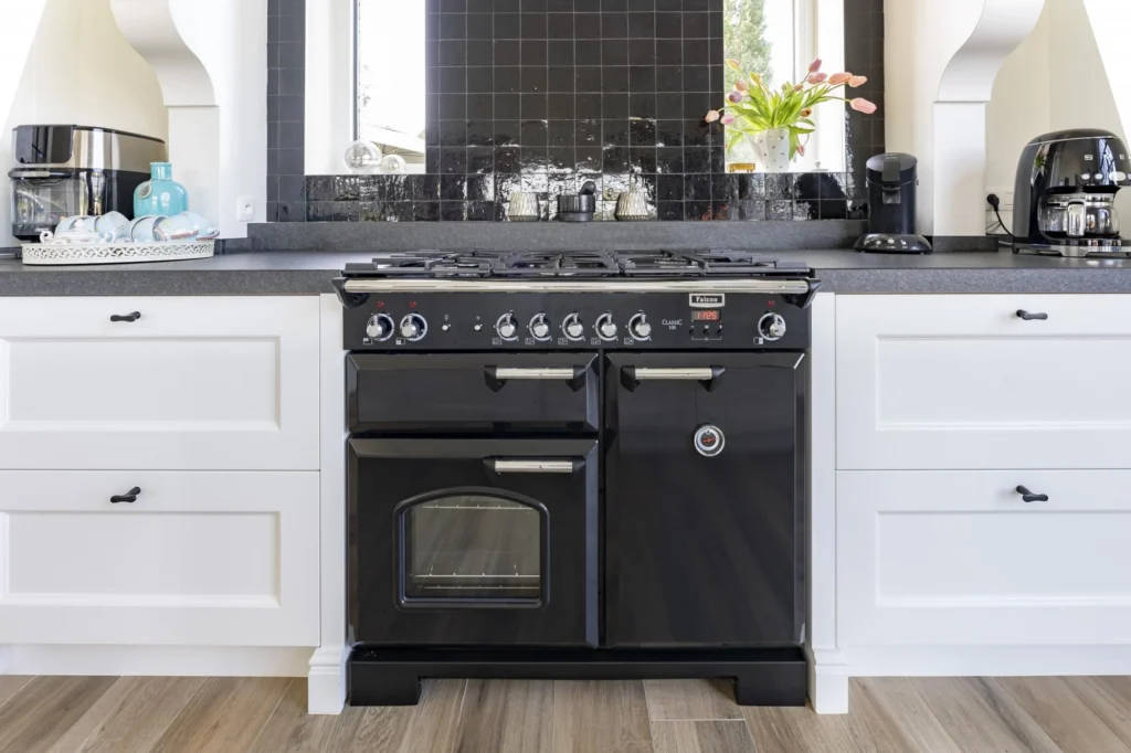 Ruime witte keuken met kookeiland &mdash; woning Maris, Ravels