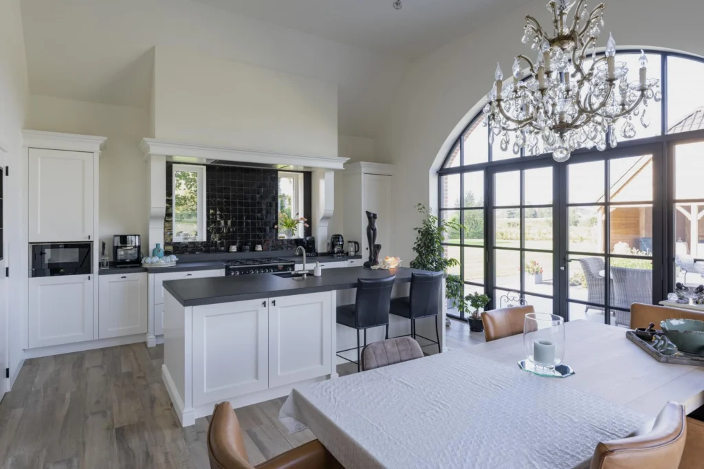 Klassieke keuken met AGA fornuis en grote boog &mdash; woning Maris, Ravels
